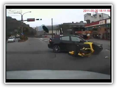 ซิ่งจยย.พุ่งชนรถเก๋งกระเด็นข้าม