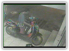 ขโมยรถมอเตอร์ไซค์หน้าร้านเน็ต