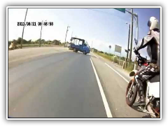 รถบรรทุกกลับรถ จยย.ชนกระเด็น