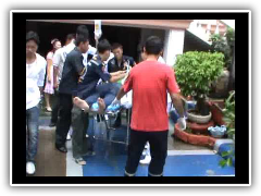 หนุ่มร้านอาหารลื่นล้มเหล็กเสียบแขน