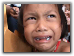 หนูน้อยวัย4ขวบแขนติดเครื่องเล่น